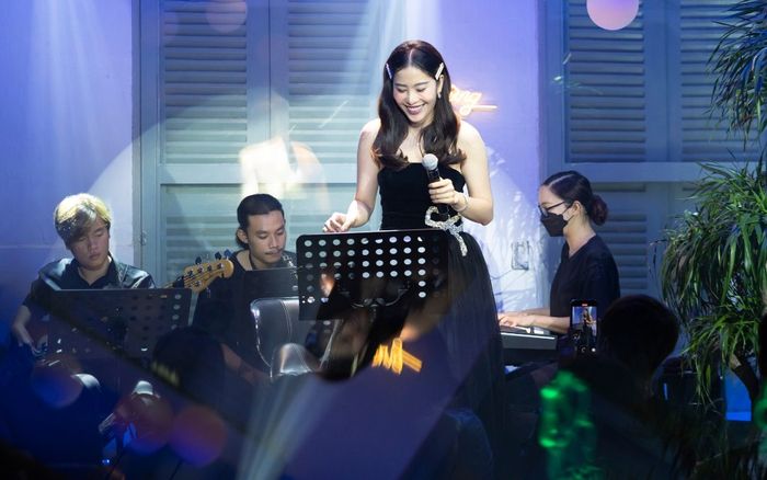 Nam Em bất ngờ bị một khán giả nữ 'lấn át' về nhan sắc trong đêm nhạc