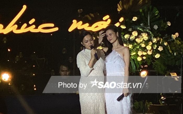 Clip: Phạm Quỳnh Anh khệ nệ vác bụng bầu lên sân khấu, hát ca khúc của chồng cũ Quang Huy