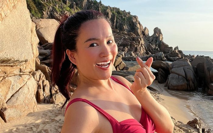 Bà xã Bình Minh trẻ trung diện bikini ở độ tuổi U50, khoe trọn vòng một quyến rũ