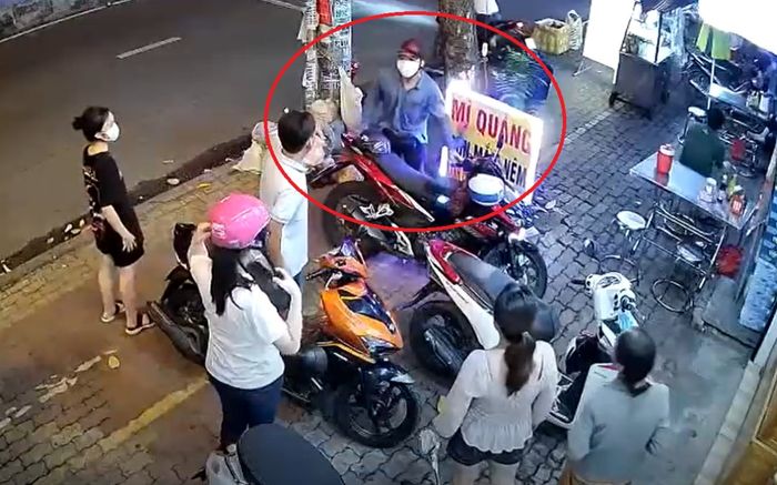 Nam thanh niên ngang nhiên bẻ khóa xe máy, 5 người dân ngơ ngác đứng nhìn