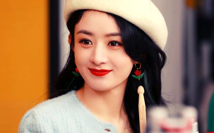 Triệu Lệ Dĩnh lộ diện xinh xuất sắc nhưng thái độ 'lồi lõm' của vệ sĩ mới đáng chú ý