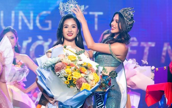 Đương kim Miss Eco International Kathleen Paton trao vương miện cho tân Hoa hậu Môi trường Việt Nam