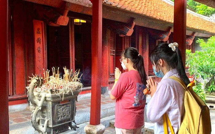 Sĩ tử đến Văn Miếu xin chữ, cầu may cho kỳ thi tuyển sinh 10