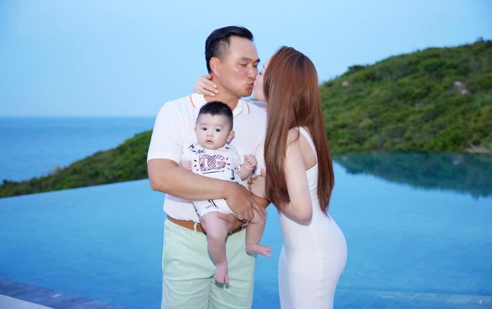 Chi Bảo tổ chức sinh nhật hoành tráng cho bà xã kém tuổi, visual mẹ bỉm sữa chiếm trọn spotlight