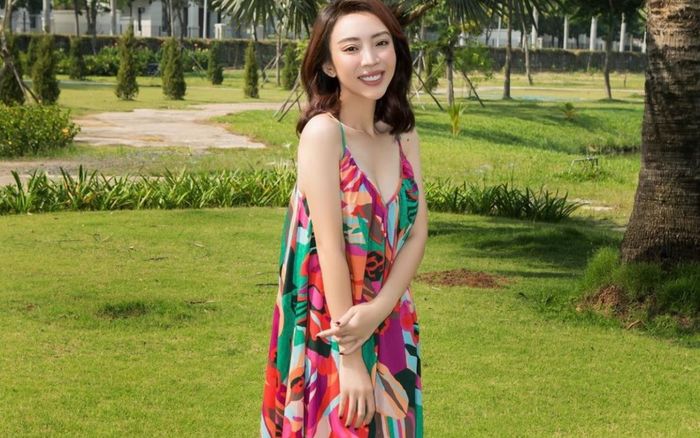 Thoát vai 'chị 13', Thu Trang trẻ trung diện váy bánh bèo khoe vòng 1 lấp ló