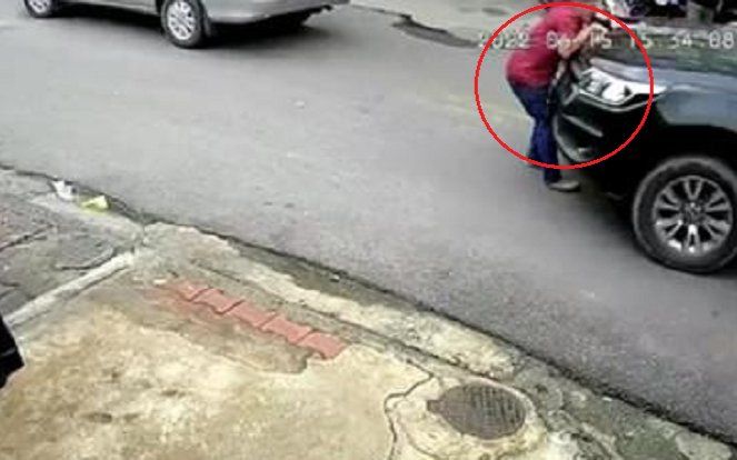 Con nợ cầm dao chặn đầu ôtô bị chủ nợ tông, cuốn vào gầm xe và cái kết may mắn