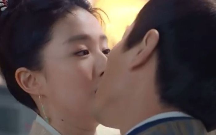 Mộng Hoa Lục của Lưu Diệc Phi xoá cảnh hôn sâu, khán giả tức giận đòi đoàn làm phim trả phúc lợi