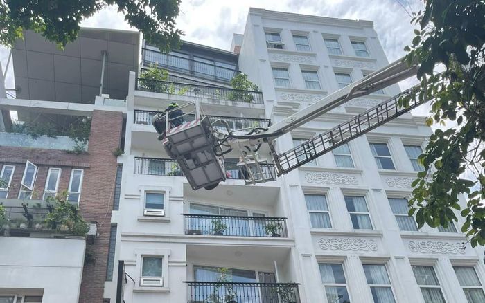 Khách sạn Shining Central ở Hà Nội bốc cháy, dùng xe thang giải cứu khách tây bị mắc kẹt