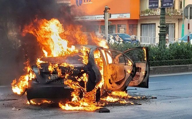Ôtô bốc cháy ngùn ngụt sau va chạm giao thông