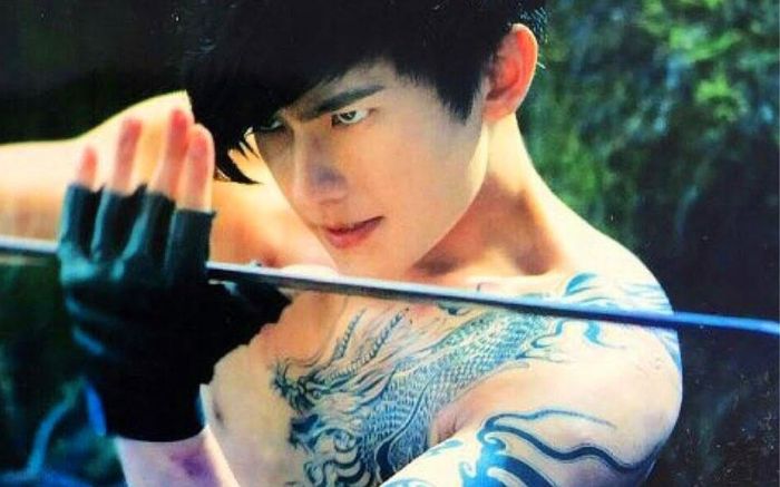 'Good boy' Dương Dương khoe thân hình đầy hình xăm khiến dân tình lóa mắt