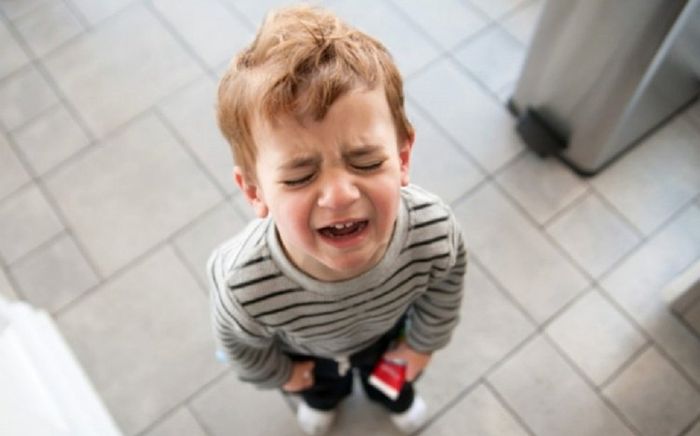 Quát tháo đứa trẻ 5 tuổi làm vỡ chai rượu, nhân viên 'muối mặt' trước cách hành xử của ông nội