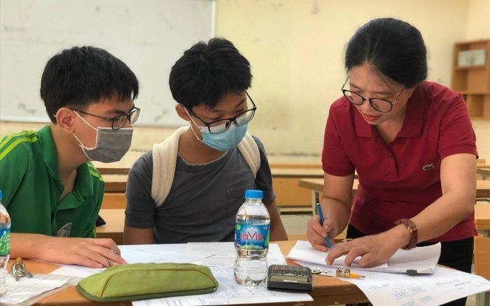 Hy hữu: Học sinh lớp 8 viết bài hộ thí sinh bị gãy tay trong kỳ thi tuyển sinh vào lớp 10