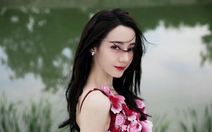 Vừa bị chê không xứng danh hiệu 'cô gái ngọt ngào', Địch Lệ Nhiệt Ba có màn đáp trả cực gắt