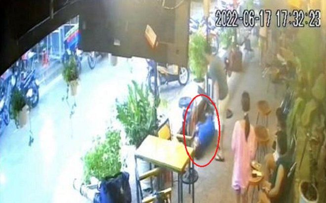 Clip: Ngồi trong quán cà phê, thanh niên bất ngờ ngã gục sau tiếng sét