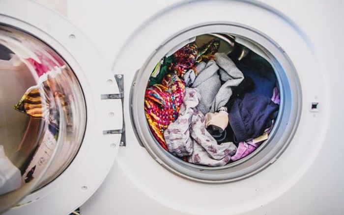 Không nghĩ máy giặt đang chạy, người phụ nữ thò tay vào lấy quần áo bị điện giật tử vong