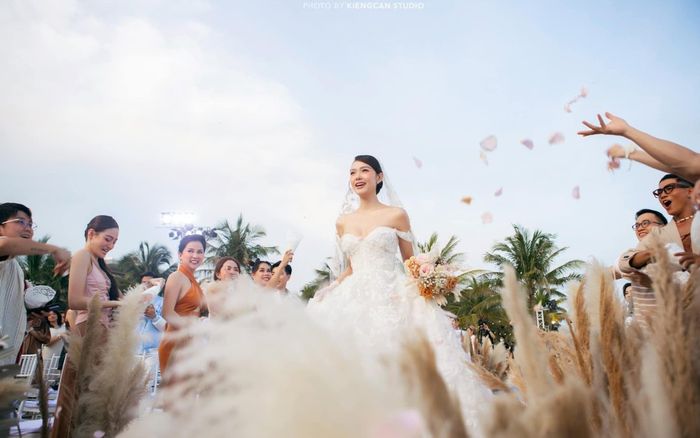 Minh Hằng tiết lộ lý do đám cưới ngập tràn cỏ lau: 'Tôi muốn mình là bông hoa duy nhất'