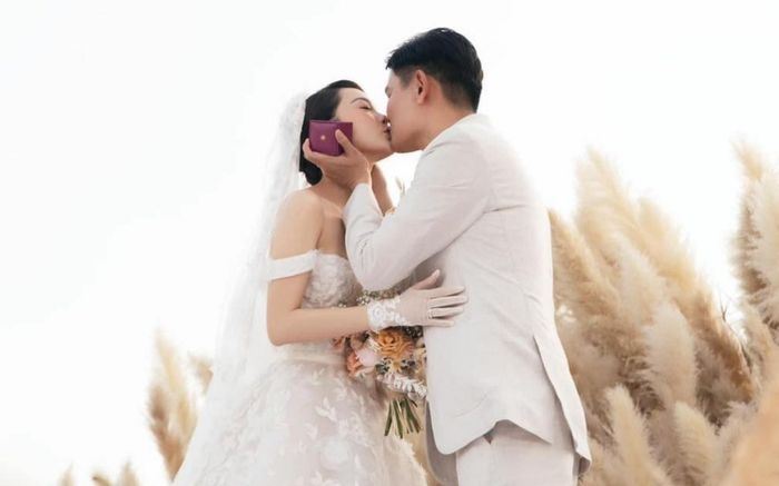 Minh Hằng 'khoá môi' ông xã cực ngọt trong ngày cưới, dặn khách mời không đăng ảnh chú rể lên mạng