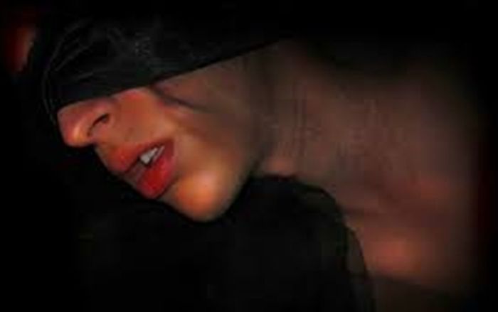 Thường bị chồng bịt mắt và tắt đèn khi 'ân ái', người phụ nữ 'xây xẩm mặt mày' khi biết sự thật phía sau