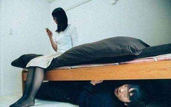 Trốn dưới gầm giường rình vợ ngoại tình suốt 8 tiếng, người đàn ông rơi cảnh thảm hại