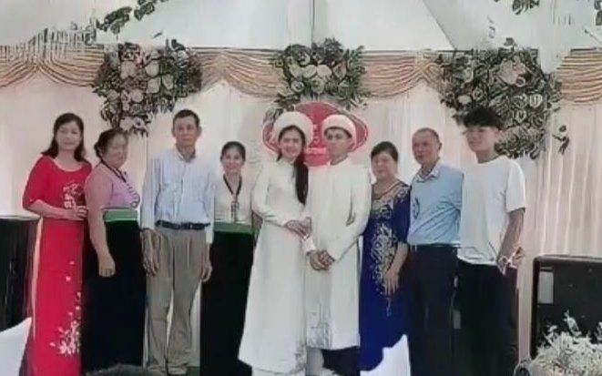 Lộ ảnh Đình Trọng và bạn gái tổ chức ăn hỏi