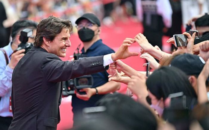 Tom Cruise 'nhập gia tùy tục', bắn tim cực nhiệt tình trong lễ ra mắt Top Gun: Maverick tại Hàn Quốc