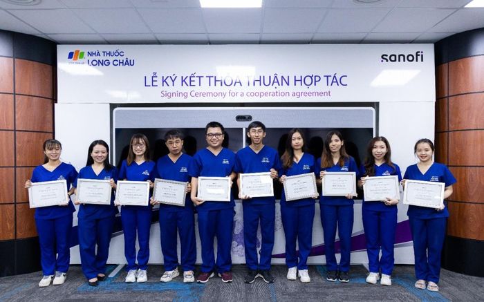 Giới dược sĩ được phen trầm trồ khi dược sĩ nhà Long Châu nhận chứng chỉ CPE từ Sanofi