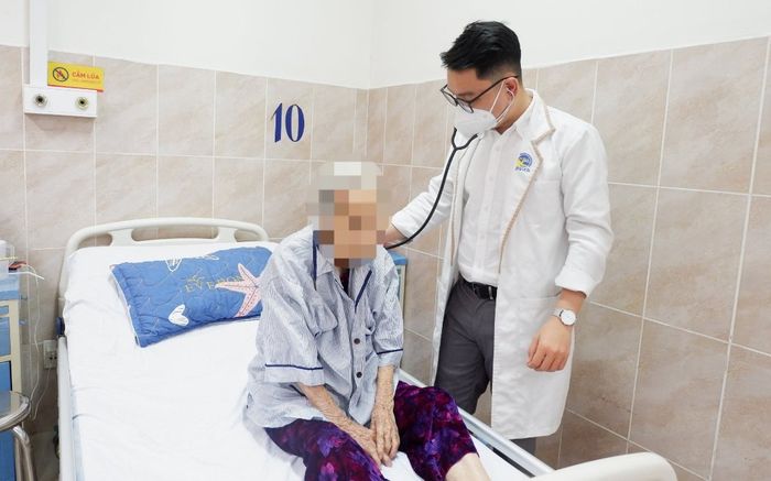 Can thiệp lấy sỏi đường mật cho cụ bà U100, không cần phẫu thuật