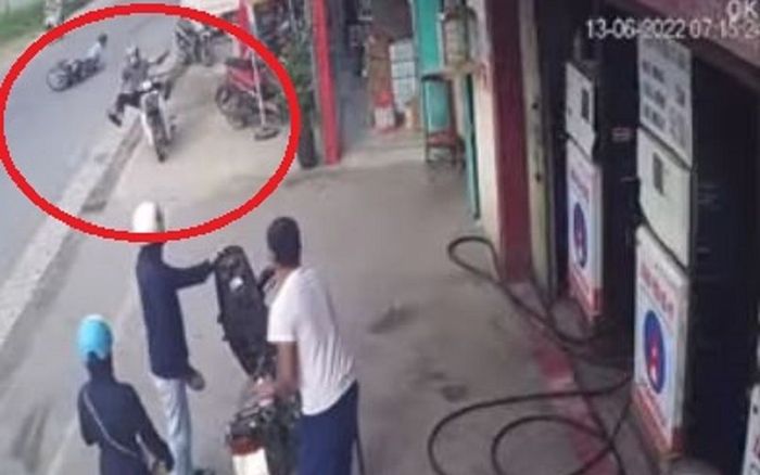 Thót tim cảnh xe máy 'tự chạy' trên đường sau vụ va chạm lúc sáng sớm