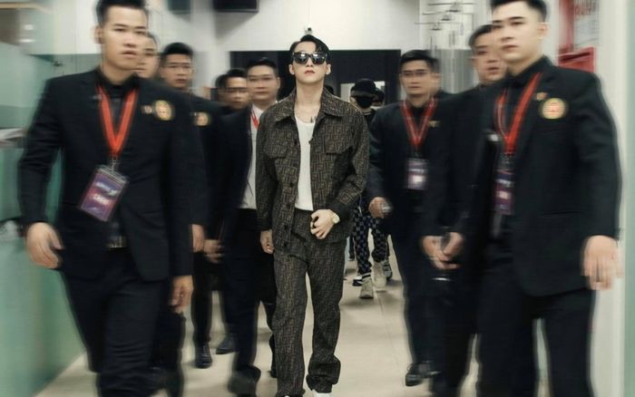 Hóa ra đây chính là lý do khiến Sơn Tùng luôn có dàn vệ sĩ hùng hậu 'tháp tùng' trong mỗi buổi biểu diễn