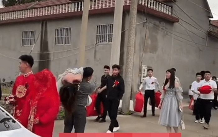 Phù rể phù dâu 'giật' sự chú ý của tân lang tân nương ngay trong đám cưới vì hành động 'bỏng mắt' này