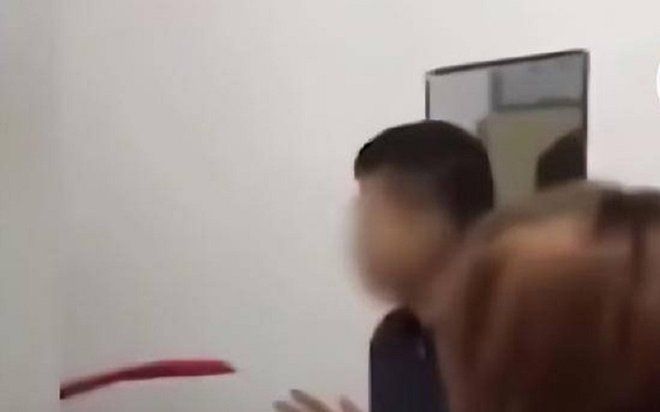 Đi công tác về sớm hơn dự định, chồng mở cửa phòng ngủ chứng kiến cảnh tượng khó quên