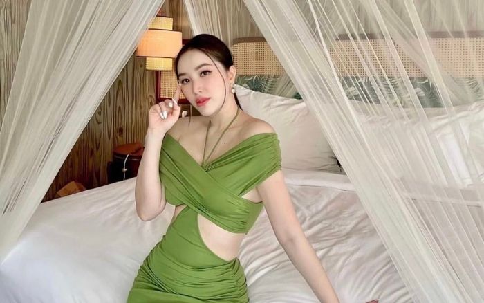 Mẹ bỉm Bảo Thy tiếp tục khoe visual 'không đối thủ', lộ vòng 2 'con kiến' gợi cảm