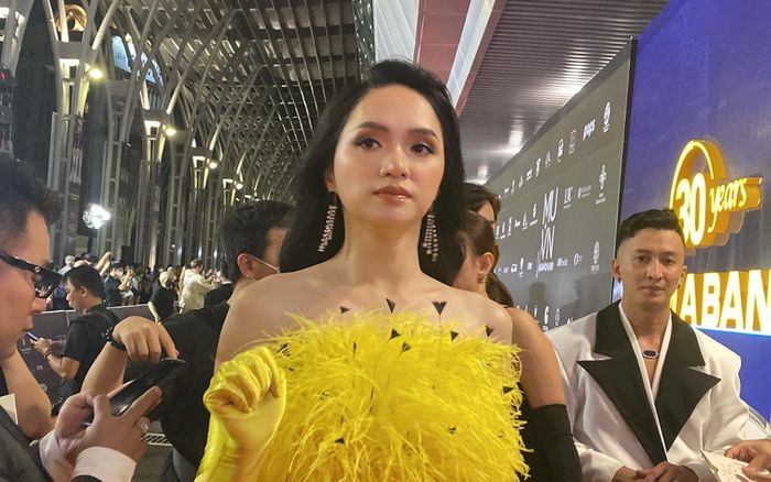 Thảm đỏ Miss Universe Vietnam: Nữ hoàng đi trễ gọi tên Hương Giang, Phương Thanh thân mật bên 'tình trẻ'