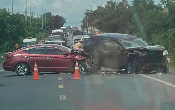 Hai xe ô tô nát phần đầu sau cú tông nhau trên quốc lộ, làm nhiều người bị thương