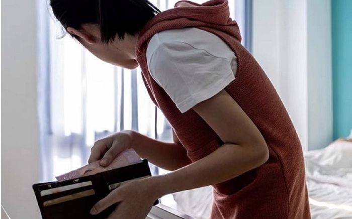 Nữ sinh Trung Quốc trộm tiền phẫu thuật của mẹ rồi thả ga mua sắm online