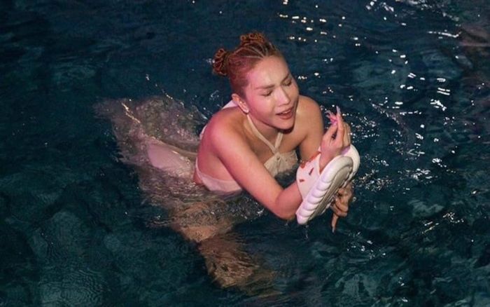 Sao Việt lầy lội khi đi ăn cưới đồng nghiệp: Người mất tóc giả, người nằm vật vã ngoài bãi biển