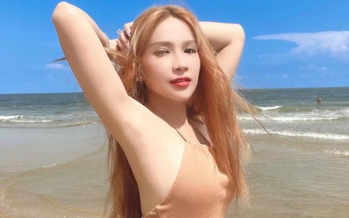 Khả Như diện váy cutout chào hè, khoe dáng nuột nà cùng làn da trắng