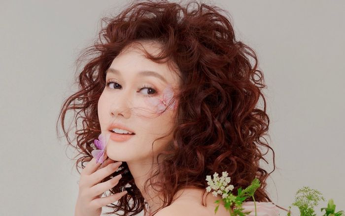 Sau khi công khai chia tay Đình Tú, Hương Giang ngầm thừa nhận từng bị cắm sừng