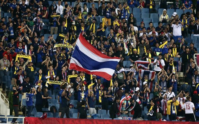 CĐV Thái Lan cổ vũ tuyển Việt Nam dự World Cup: Đừng cười họ, 'voi chiến' dám không?