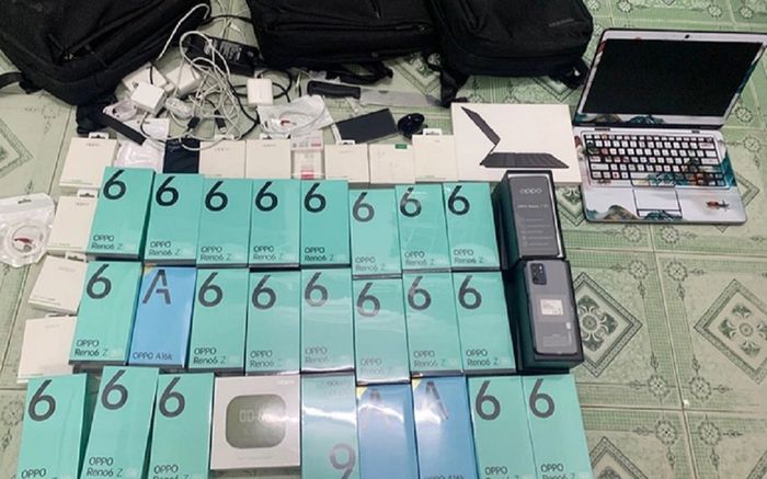 Nhóm thiếu niên 'mặt búng ra sữa' trộm một lúc 27 điện thoại