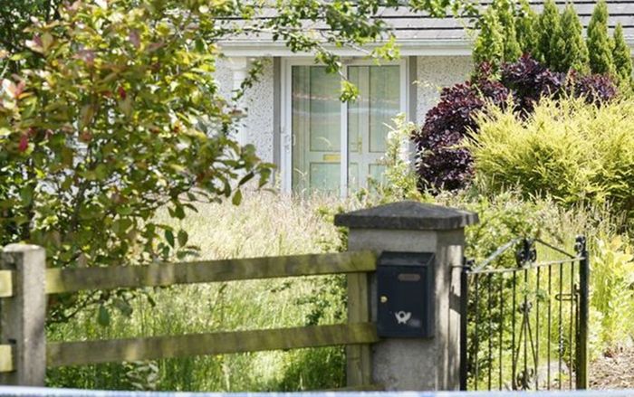 Thấy cỏ mọc hoang, nhà cửa im lìm, hàng xóm báo cảnh sát thì phát hiện điều gây sốc bên trong căn hộ