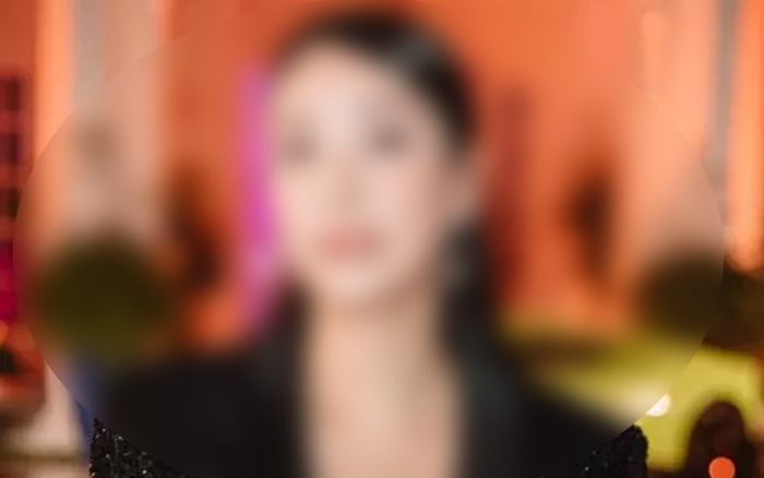 Lại thêm một người đẹp của showbiz Việt xuất hiện với gương mặt đơ cứng, môi sưng vù