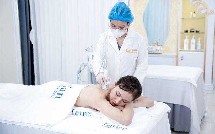 Lavian - 11 năm trị viêm nang lông đồng hành nâng tầm nhan sắc Việt