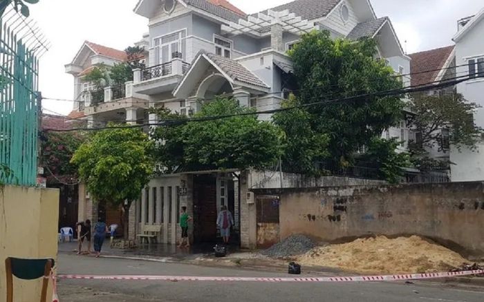 Truy bắt đối tượng mặc áo Grab nghi đâm chủ biệt thự ở TP.HCM tử vong