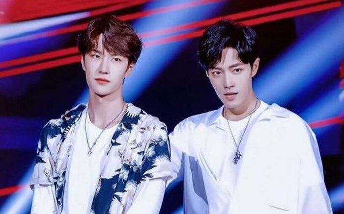 Tiêu Chiến và Vương Nhất Bác cùng xuất hiện tại trung tâm thương mại theo cách lạ lắm!