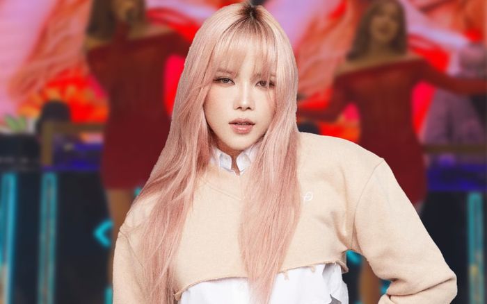 Clip: Thiều Bảo Trâm hát live cực ngọt trên sân khấu, đôi chân thẳng tắp chiếm trọn spotlight!