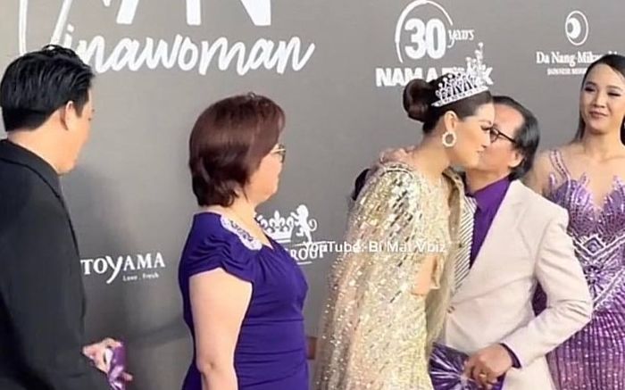 Xúc động khoảnh khắc bố Khánh Vân ôm hôn con gái trên thảm đỏ Miss Universe Vietnam