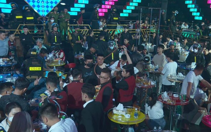 Đột kích quán bar, phát hiện đối tượng mang súng cùng 25 viên đạn phòng thân