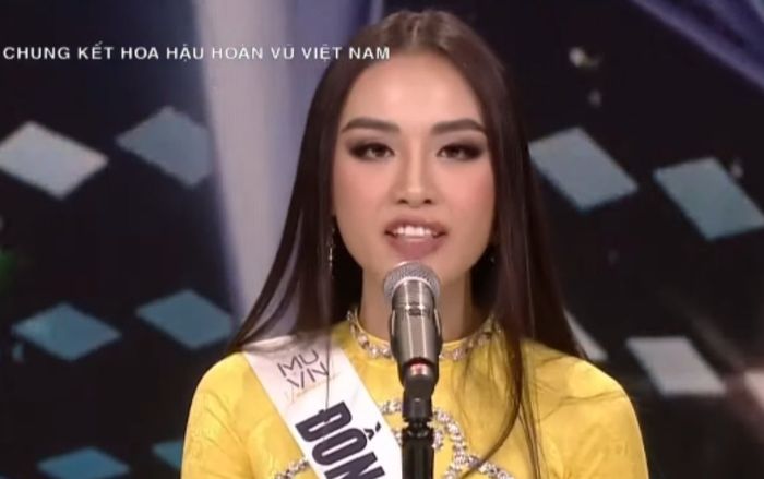Top 16 Miss Universe Vietnam 2022 thi thuyết trình lắp bắp tiếng Anh, bị netizen chê lạc đề