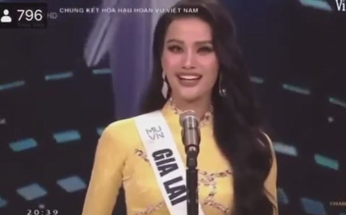 Nói tiếng Anh như 'học sinh tiểu học', Hương Ly vẫn 'on top'